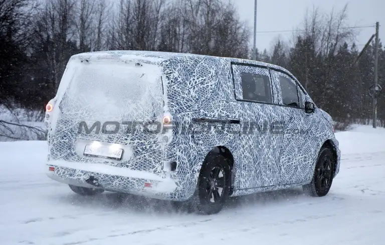 Mercedes Classe V EV 2027 - Foto spia 24-01-2025 - 21