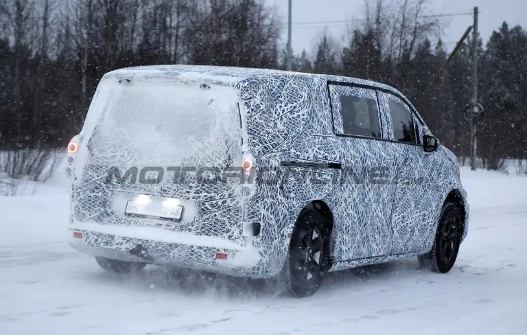 Mercedes Classe V EV 2027 - Foto spia 24-01-2025 - 22