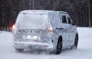 Mercedes Classe V EV 2027 - Foto spia 24-01-2025 - 24