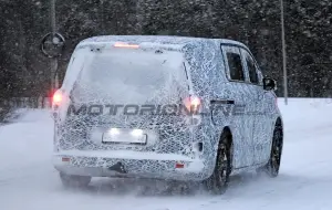 Mercedes Classe V EV 2027 - Foto spia 24-01-2025 - 28
