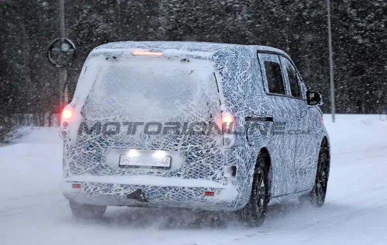Mercedes Classe V EV 2027 - Foto spia 24-01-2025 - 28