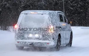 Mercedes Classe V EV 2027 - Foto spia 24-01-2025 - 27