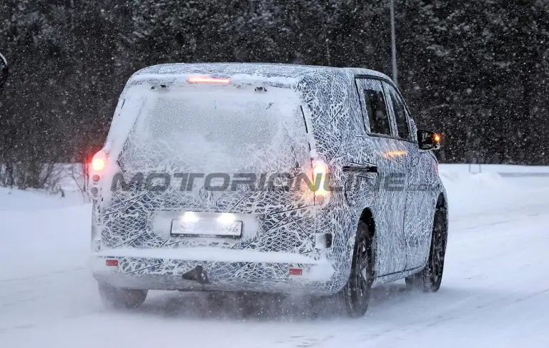 Mercedes Classe V EV 2027 - Foto spia 24-01-2025 - 27
