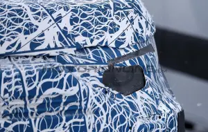 Mercedes Classe V EV 2027 - Foto spia 24-01-2025 - 26