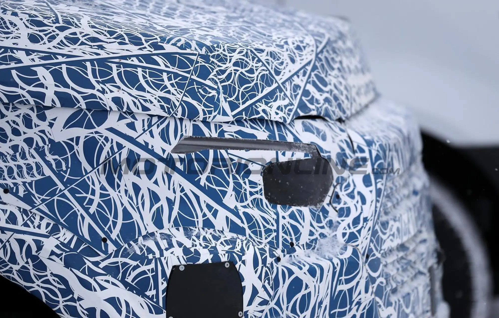 Mercedes Classe V EV 2027 - Foto spia 24-01-2025 - 34