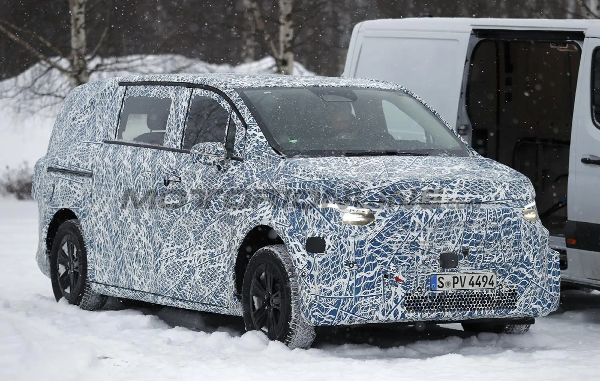 Mercedes Classe V EV 2027 - Foto spia 24-01-2025 - 4