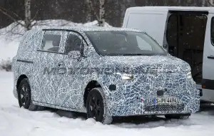 Mercedes Classe V EV 2027 - Foto spia 24-01-2025 - 4