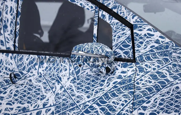 Mercedes Classe V EV 2027 - Foto spia 24-01-2025 - 29