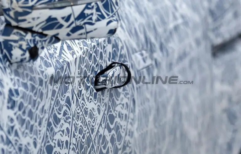 Mercedes Classe V EV 2027 - Foto spia 24-01-2025 - 33