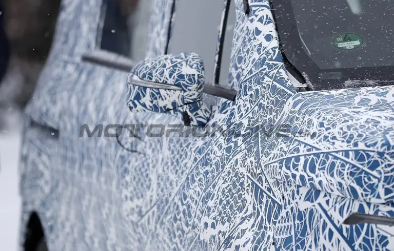 Mercedes Classe V EV 2027 - Foto spia 24-01-2025 - 30