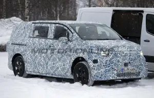 Mercedes Classe V EV 2027 - Foto spia 24-01-2025 - 8