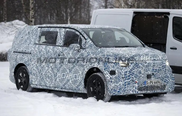 Mercedes Classe V EV 2027 - Foto spia 24-01-2025 - 8