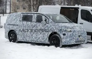 Mercedes Classe V EV 2027 - Foto spia 24-01-2025 - 3