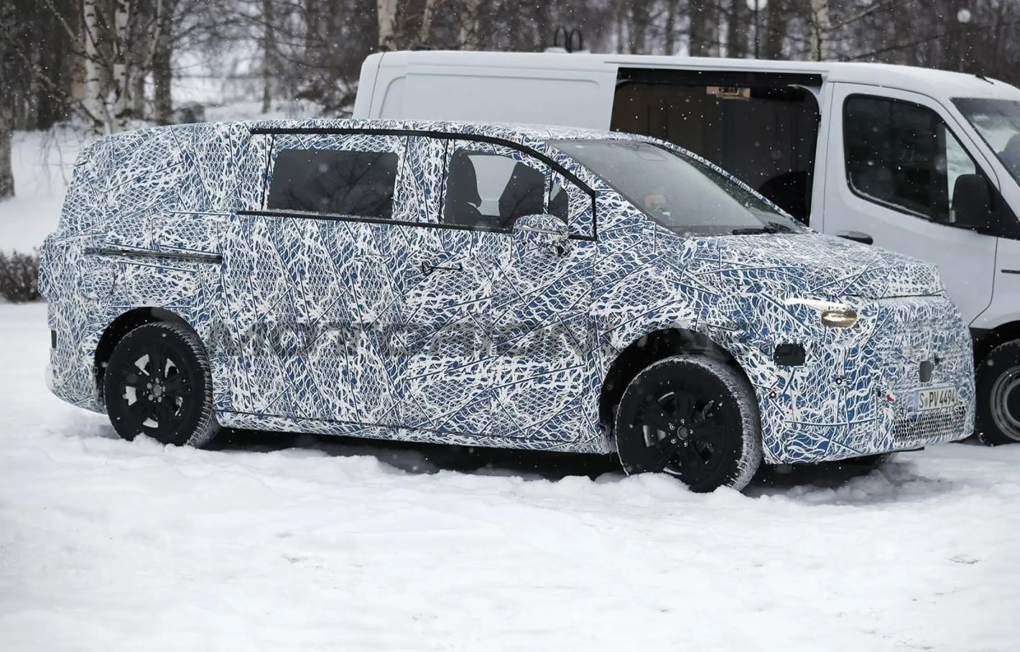Mercedes Classe V EV 2027 - Foto spia 24-01-2025 - 9
