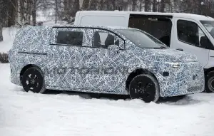 Mercedes Classe V EV 2027 - Foto spia 24-01-2025 - 9