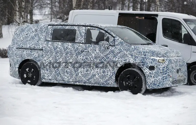 Mercedes Classe V EV 2027 - Foto spia 24-01-2025 - 9