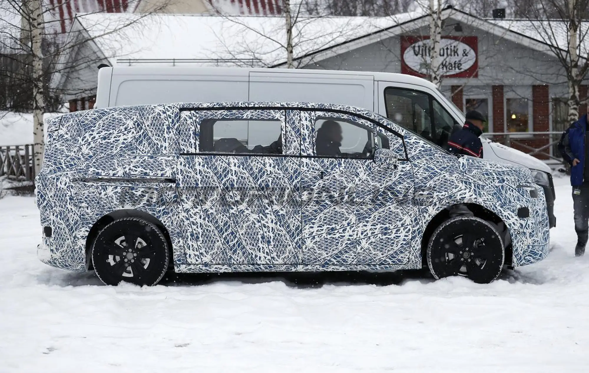 Mercedes Classe V EV 2027 - Foto spia 24-01-2025 - 6