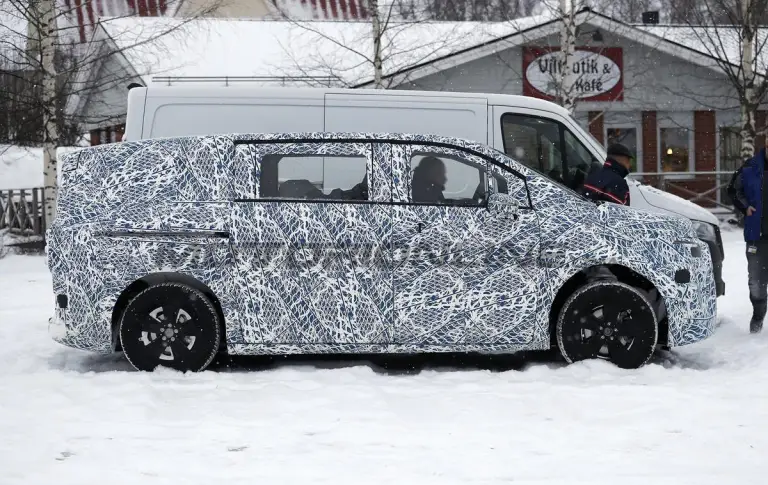 Mercedes Classe V EV 2027 - Foto spia 24-01-2025 - 6