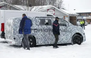 Mercedes Classe V EV 2027 - Foto spia 24-01-2025 - 7