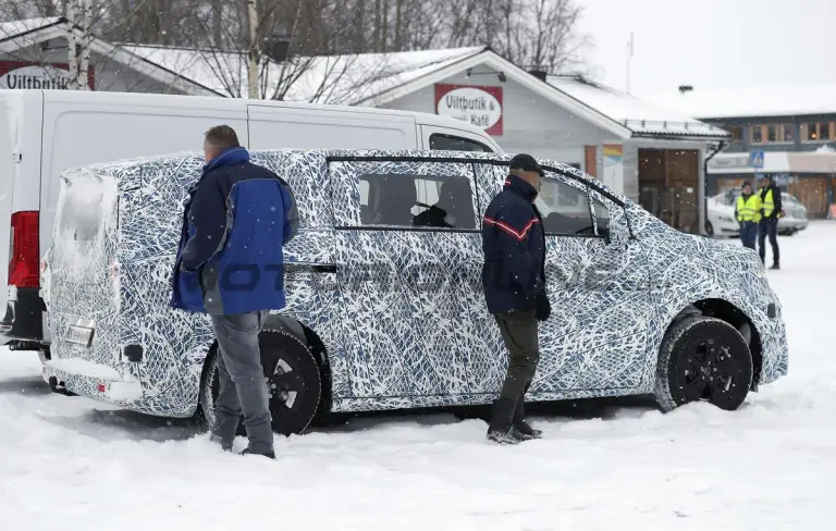 Mercedes Classe V EV 2027 - Foto spia 24-01-2025 - 7