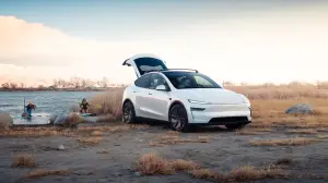 Tesla Model Y 2025 - Foto ufficiali