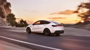 Tesla Model Y 2025 - Foto ufficiali