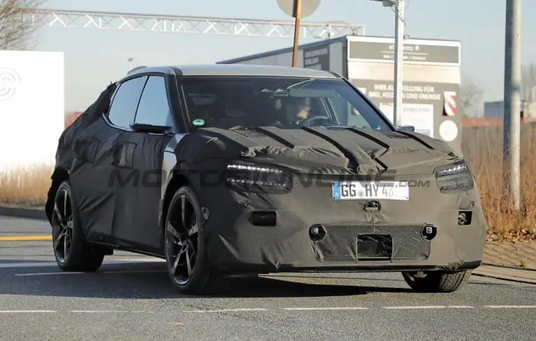 Genesis GV60 Magma - Foto spia 24-01-2025 - 2