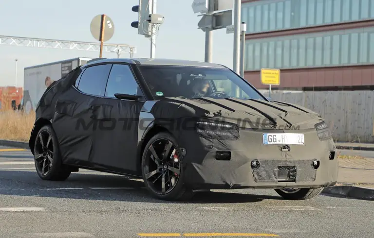 Genesis GV60 Magma - Foto spia 24-01-2025 - 3