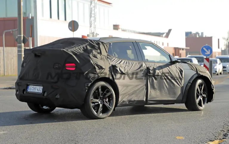 Genesis GV60 Magma - Foto spia 24-01-2025 - 8