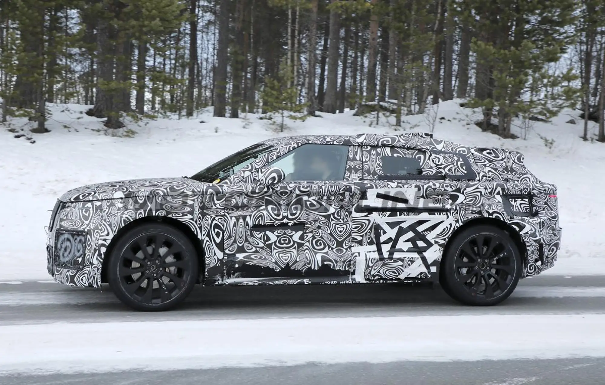 Range Rover Velar 2026 - Foto spia 11-02-2025 - 8