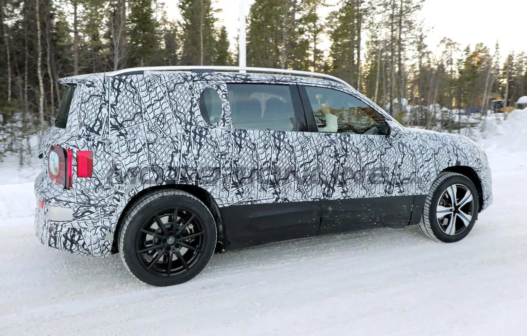 Mercedes GLB 2026 - Foto spia 13-02-2025 - 12