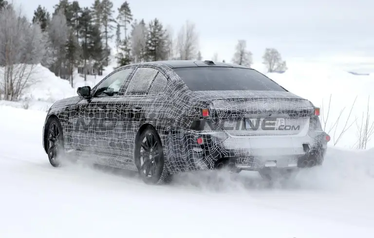 BMW M5 2027 - Foto spia 14-02-2025 - 10