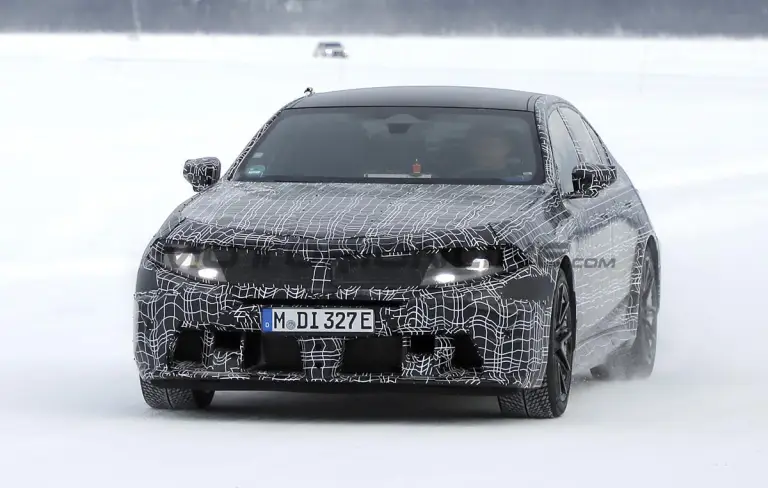 BMW M5 2027 - Foto spia 14-02-2025 - 4