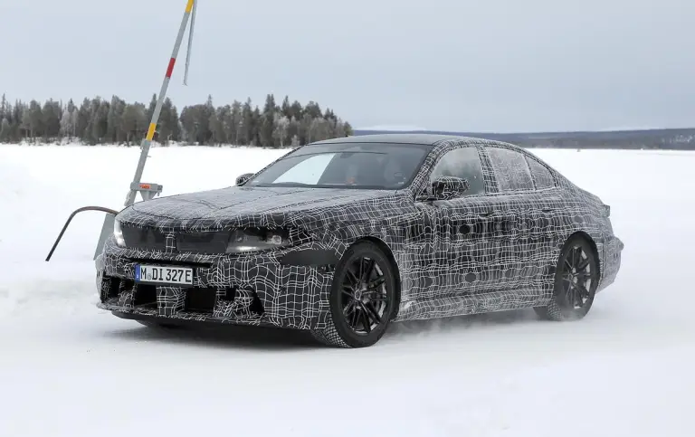 BMW M5 2027 - Foto spia 14-02-2025 - 8