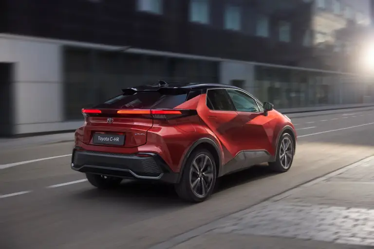 Toyota C-HR Lounge Hero - 2