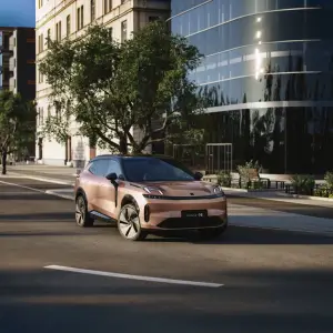 Lynk e Co 08 - 1