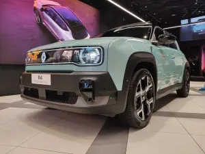 Renault 4 E-Tech Electric 2025 - Foto live Milano