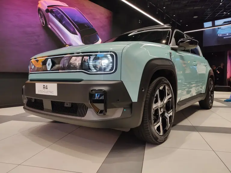 Renault 4 E-Tech Electric 2025 - Foto live Milano - 1
