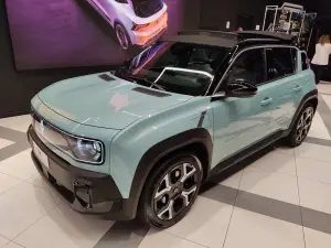 Renault 4 E-Tech Electric 2025 - Foto live Milano