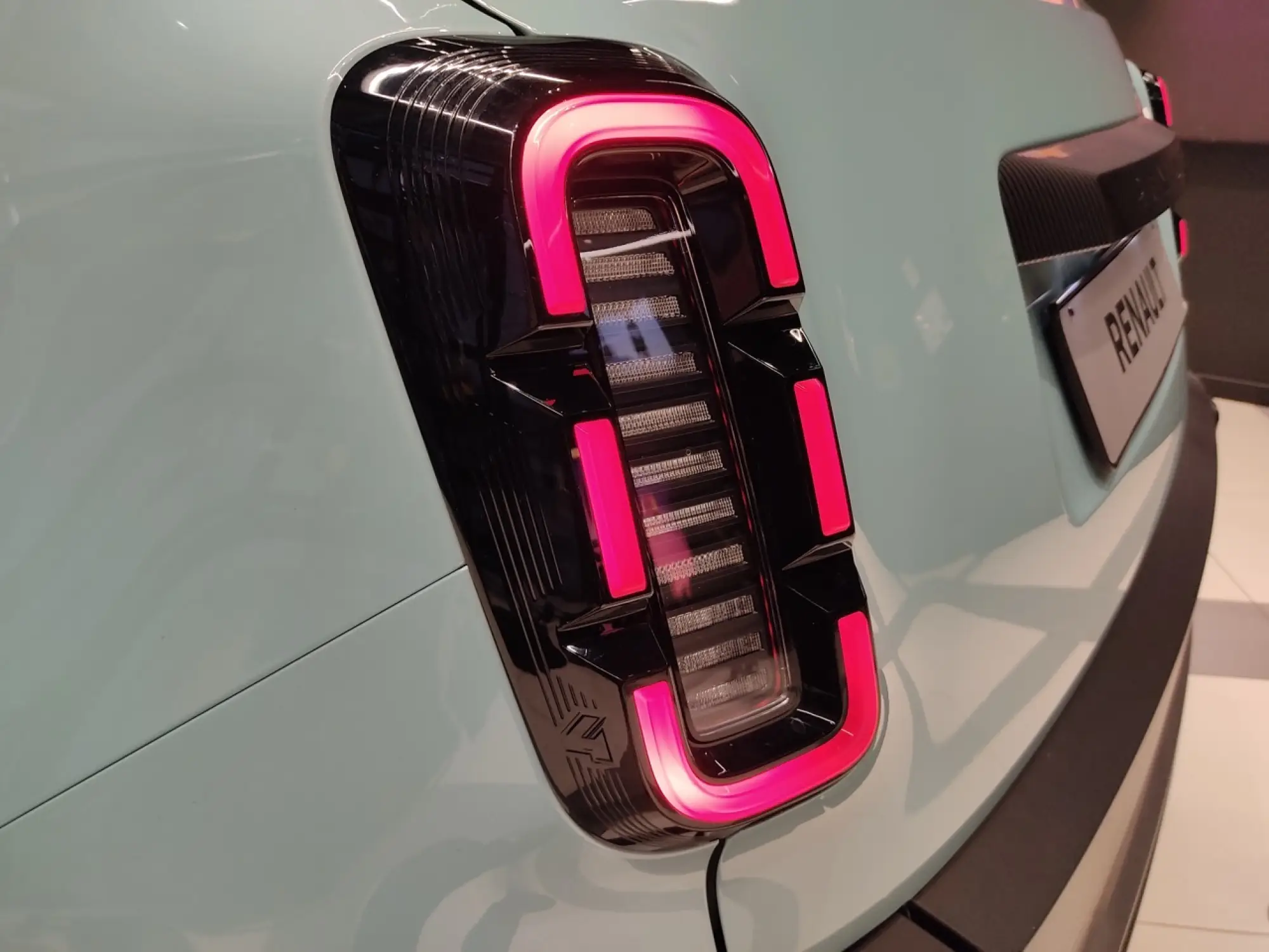 Renault 4 E-Tech Electric 2025 - Foto live Milano - 10