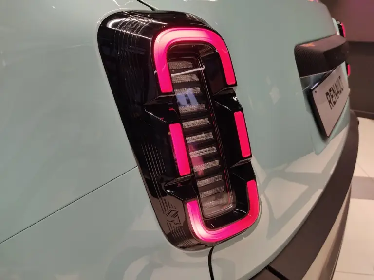 Renault 4 E-Tech Electric 2025 - Foto live Milano - 10