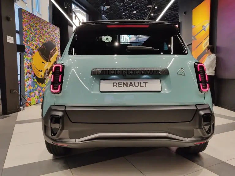 Renault 4 E-Tech Electric 2025 - Foto live Milano - 8