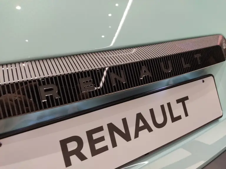 Renault 4 E-Tech Electric 2025 - Foto live Milano - 12