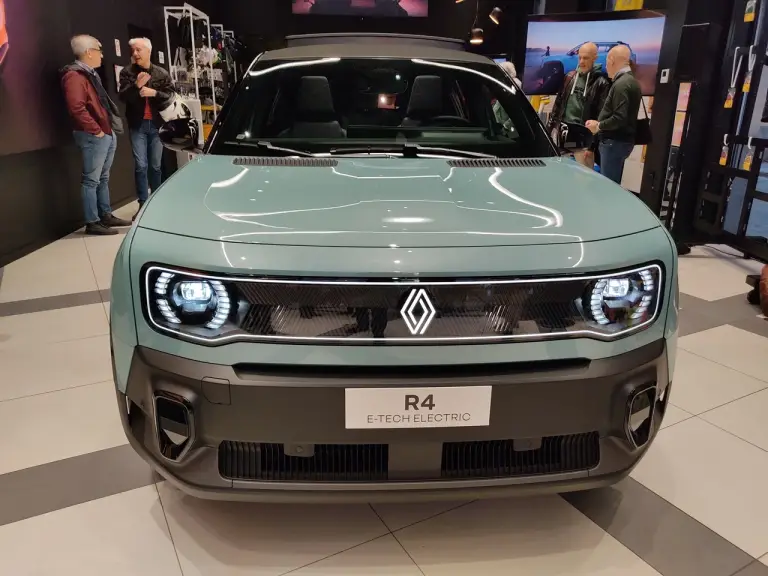 Renault 4 E-Tech Electric 2025 - Foto live Milano - 30