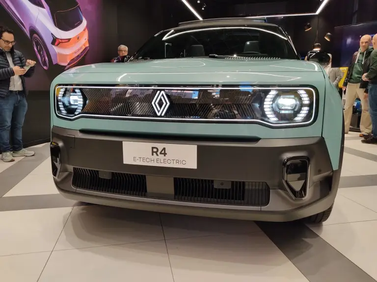 Renault 4 E-Tech Electric 2025 - Foto live Milano - 32