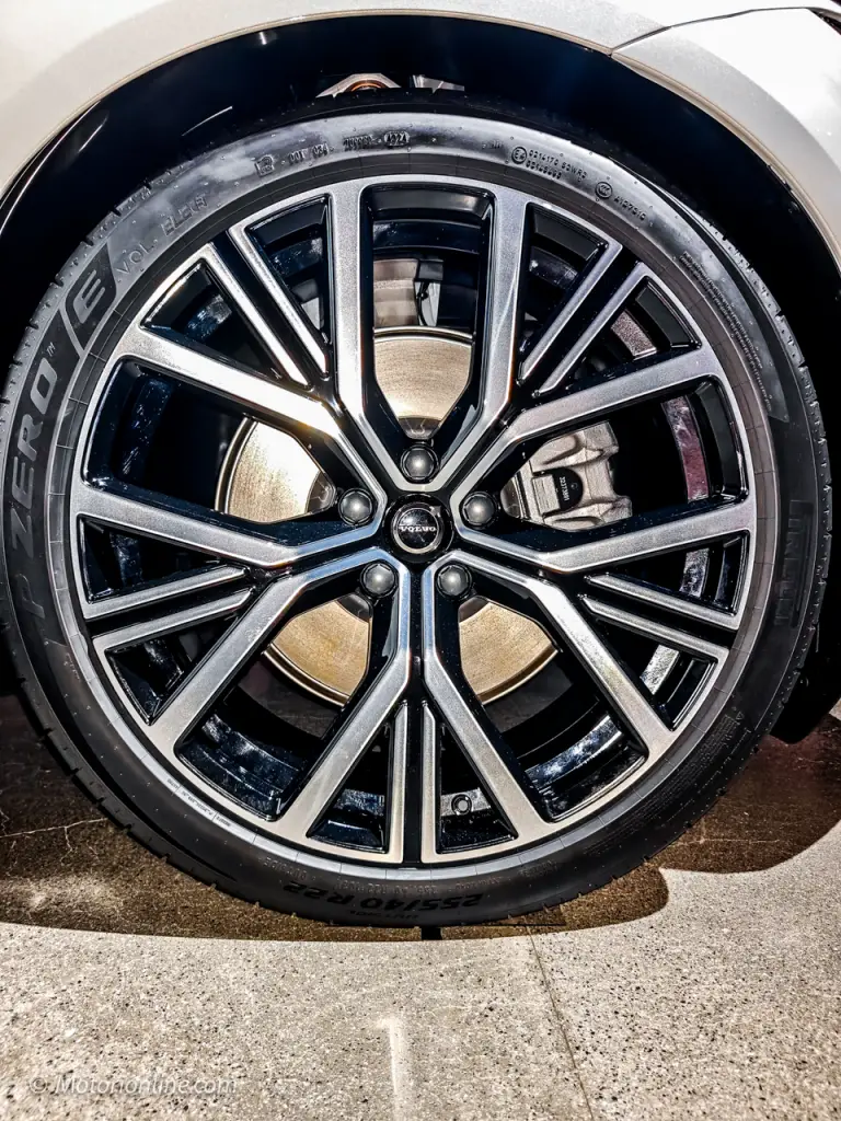 Volvo ES90 2025 - Foto dal vivo - 10