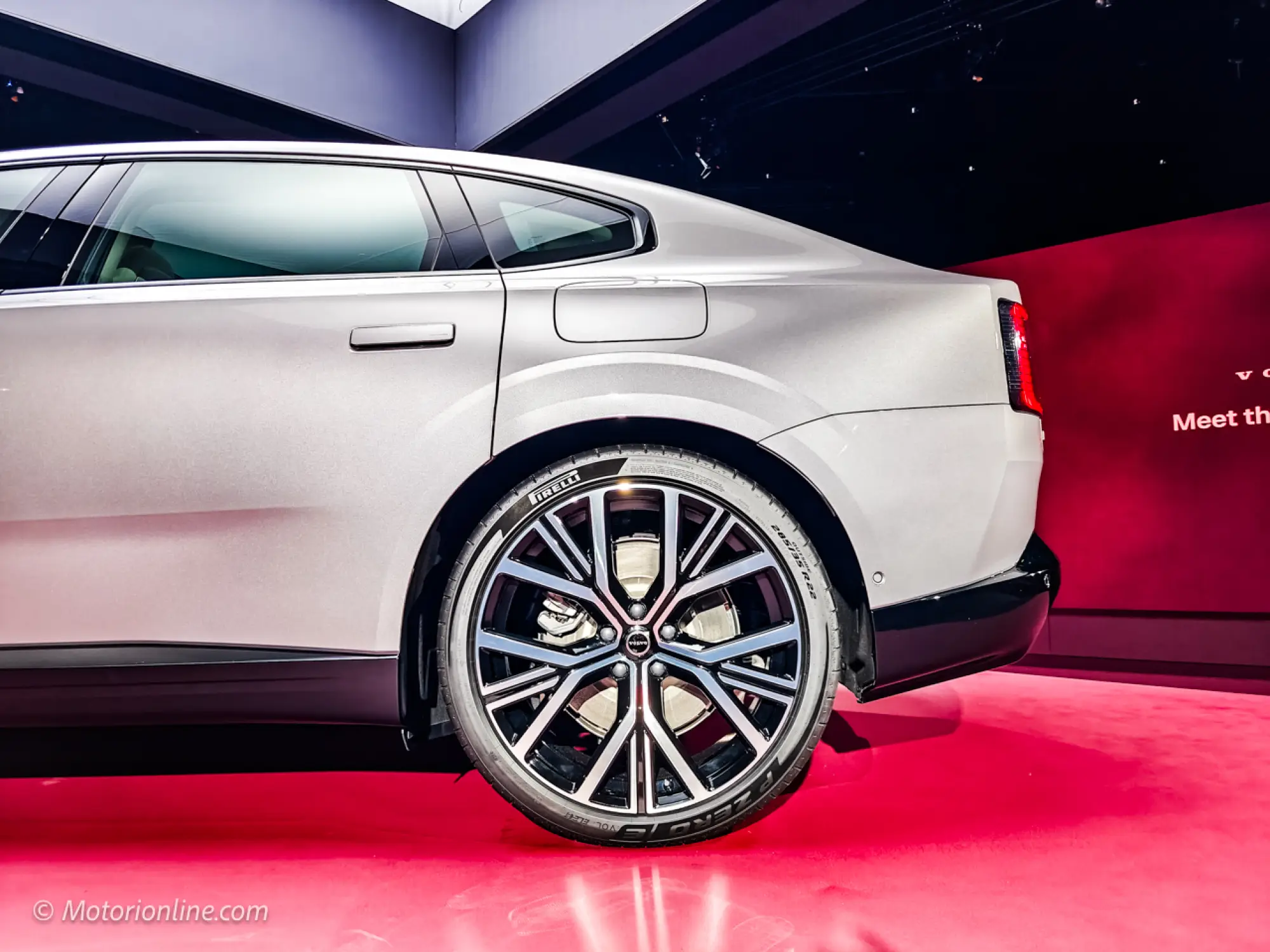 Volvo ES90 2025 - Foto dal vivo - 15