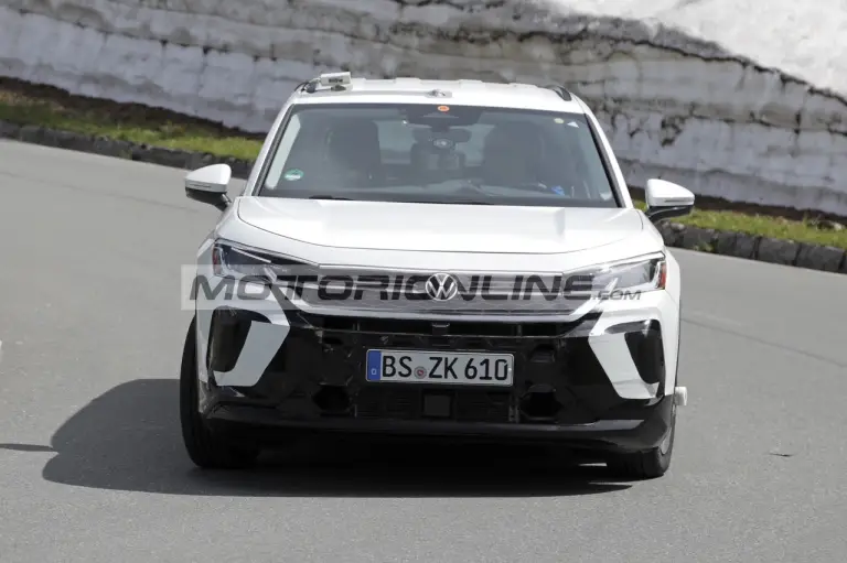 Volkswagen T-Roc - Foto spia 18-3-2025 - 4
