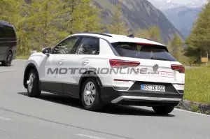 Volkswagen T-Roc - Foto spia 18-3-2025