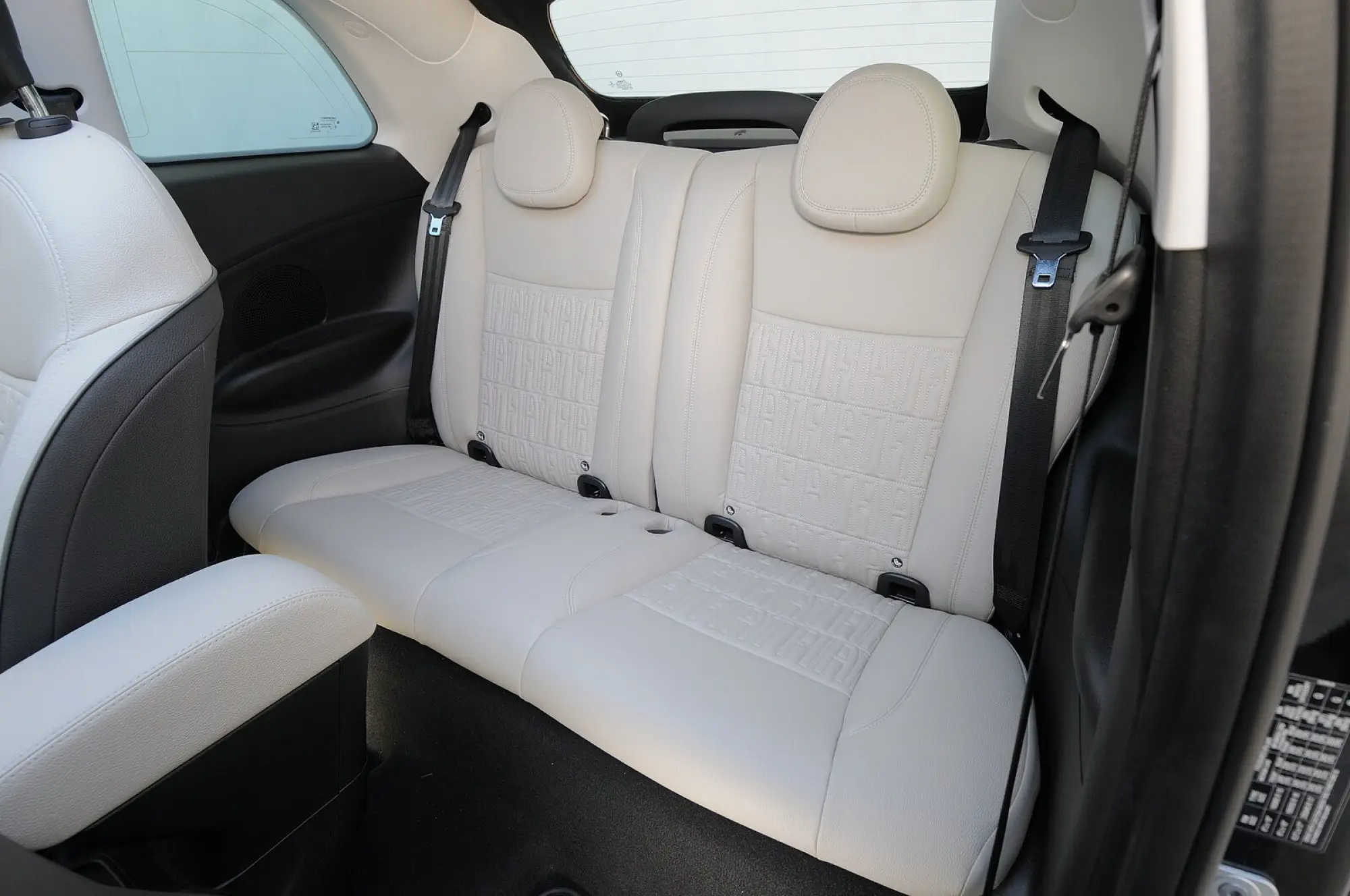 Fiat 500e Cabrio 2025: foto, prezzo, dimensioni, allestimenti - 4